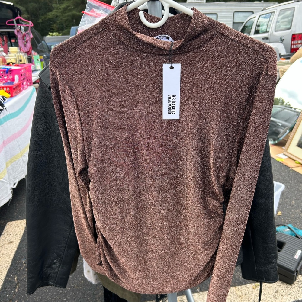 BB DAKOTA Side Hustle Top